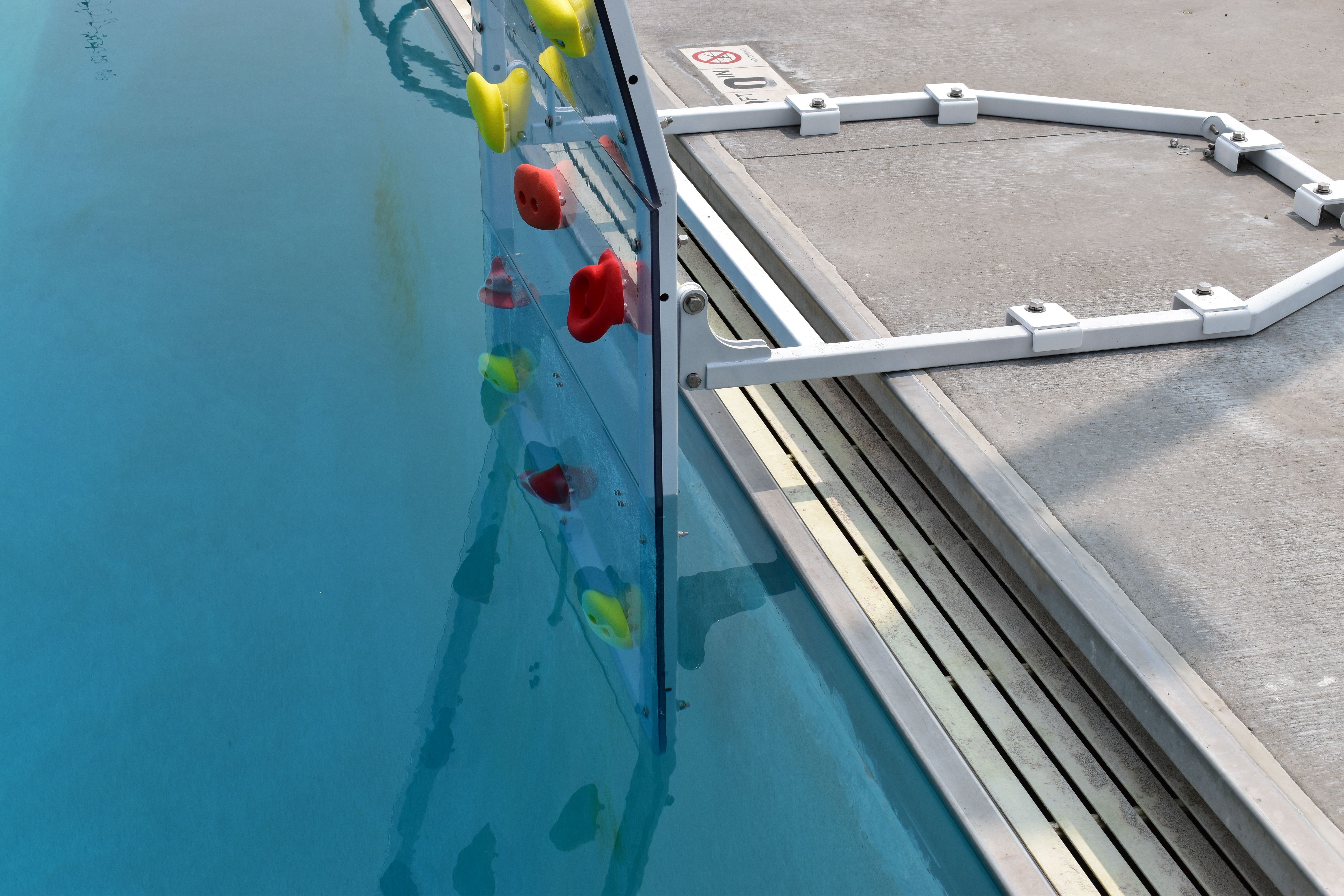 Kersplash Challenger Pool Climbing Wall